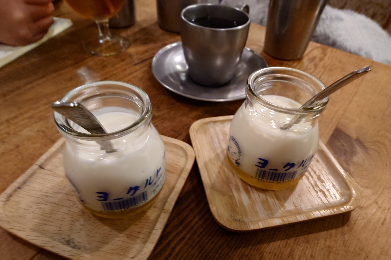 アクリルケースに収められた手書きの店内メニュー表。「北沢カレー食堂 茄子おやじ」の文字と、カレー・セットドリンク・ランチセット・ディナーセットの品目と価格が手書きで記されている